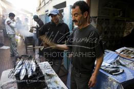 Image du Maroc Professionnelle de  Sur la photo Driss Ben Mohamed raconte que les sardines grillées constituent la base de la nourriture des résidents de la ville de Safi, le 29 Novembre 2006.  (Photo / Abdeljalil Bounhar)

 